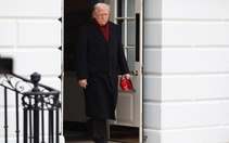 Có thật ông Trump đang gặp khó khăn trong việc đi bộ?