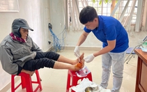 Y, bác sĩ từ TP.HCM, Đồng Nai đến với bà con vùng lũ Phú Yên