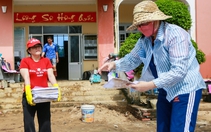 Đi lại khó khăn vẫn tìm đến Tuổi Trẻ ủng hộ đồng bào miền Trung mới thấy 'nhẹ lòng'