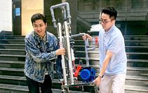 Thầy trò trường đại học ở TP.HCM xuyên đêm làm máy lọc nước tặng bà con vùng lũ