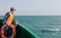 Vùng 5 Hải quân cứu vớt thành công 2 người dân gặp nạn trên biển