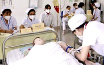 Tìm 'chiếc áo hành chính' hợp lý cho ngành y