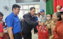 Thêm quà của báo Tuổi Trẻ và Công ty LC Foods đến với người dân vùng lũ Quy Nhơn