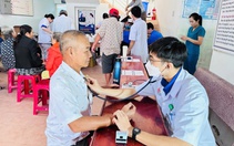 Tiêm 1.000 liều vắc xin, huyết thanh uốn ván miễn phí cho người dân vùng lũ Khánh Hòa
