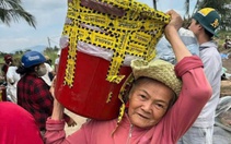 Người Huế gửi thùng cứu trợ kiểu 'túi mù', bà con vùng lũ mở ra cười mà rưng rưng