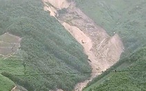 Ngọn núi bị sạt lở dài vài km, 1 người bị đất đá vùi lấp tử vong