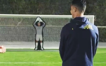 Ronaldo dùng trí thông minh đánh bại thủ môn robot siêu tốc