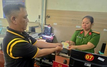 Cảnh sát giao thông TP.HCM đã đổi hơn 5.000 giấy phép lái xe giấy sang thẻ PET