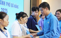 Tổng liên đoàn Lao động Việt Nam, báo Tuổi Trẻ trao 1 tỉ đồng hỗ trợ công nhân Đà Nẵng sau lũ