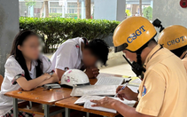 Cảnh sát giao thông TP.HCM kiểm tra bãi xe ở trường học, phát hiện nhiều học sinh vi phạm