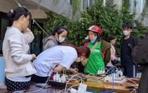 Người dân Quy Nhơn ùn ùn đến khách sạn sạc nhờ điện thoại sau bão