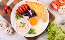 Bỏ bữa sáng và ăn tối muộn gây hại cho xương đến mức nào?