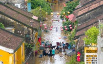 Phố cổ Hội An mở cửa trở lại sau gần 2 tuần dầm dề trong trận lụt lịch sử