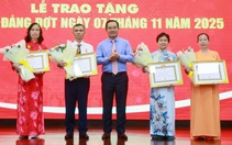 Chủ tịch Nguyễn Văn Được trao Huy hiệu Đảng cho đảng viên các sở ngành, trường đại học