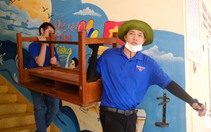 Bộ đội, công an và đoàn viên thanh niên dọn cây xanh, lợp lại nhà sau bão Kalmaegi