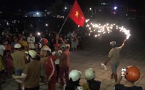 Hàng ngàn dân Lý Sơn đón 3 người thoát chết trên biển kỳ diệu trở về, đốt pháo hoa tưng bừng