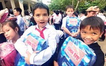 Ngày đầu đi học lại, học sinh bị lũ lụt nặng ở Khánh Hòa nhận quà bạn đọc Tuổi Trẻ