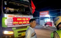 Dán băng rôn 'hàng cứu trợ đồng bào miền Trung' trên xe để chở gạo vượt quá tải trọng 76%