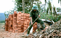Thần tốc xây lại nhà cho dân bị lũ giật sập