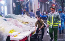 Công an Hà Nội đội mưa đồng loạt ra quân giành lại vỉa hè, lòng đường