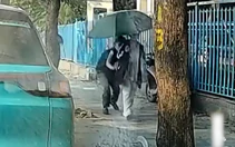 'Đạo chích' vội trả lại điện thoại vì móc túi nữ sinh bị bắt quả tang