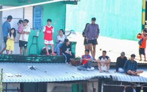 Sôi nổi đua ghe ngo ở Cà Mau, người dân leo cả lên mái nhà để xem