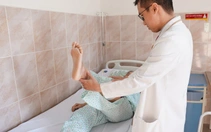 Tuổi đôi mươi mà... đi đứng không nổi
