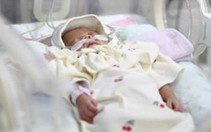 Bé gái Hàn Quốc sinh non chỉ nặng 328 gram, 6 tháng sau nặng 4kg