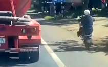 'Bốc đầu' xe máy so kè với xe bồn, thiếu niên bị tịch thu xe