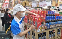 Hàng Tết lên kệ sớm: Nguồn cung dồi dào, giá ra sao?