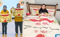 Trường học Trung Quốc tặng chăn in 'giấy khen' cho học sinh giỏi