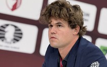 Carlsen nổi nóng, hất camera của phóng viên sau khi thua trận