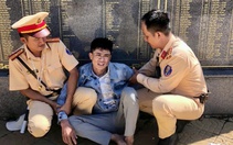 CSGT Tây Ninh khống chế thanh niên đi xe máy ngược chiều, quăng ví chứa ma túy để bỏ chạy