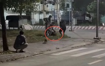 Ngồi nhậu trên vỉa hè, người đàn ông bị nhóm người dùng hung khí đánh đập