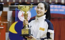 Hoa khôi bóng chuyền cầm cờ cho Đoàn thể thao Việt Nam tại SEA Games 33