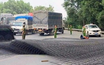 Hàng chục tấn thép từ xe container rơi xuống đường, hai người đi xe máy bị thương