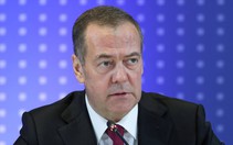 Ông Medvedev: Tổng thống Ukraine sẽ phải 'ẩn náu suốt đời'