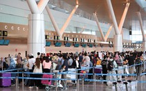 Đi sân bay dịp Tết dương lịch: Bay sớm vẫn thoáng, Tân Sơn Nhất 'lạ mà quen'
