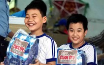Quà của bạn đọc Tuổi Trẻ đến với thầy trò vùng lũ Khánh Hòa