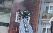 Cháy quán bún ốc trên đường Trần Hưng Đạo, cảnh sát điều xe thang cứu 5 người mắc kẹt