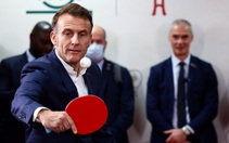 Tổng thống Macron chạy bộ, chơi bóng bàn ở Trung Quốc, được sinh viên khen 'duyên dáng'