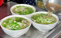 'Tuyệt đối phở Bắc' giữa Sài Gòn, phở bò Phú Gia không rau không giá
