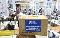 Sinh viên TP.HCM ráp máy tính, may tặng đồng phục cho học sinh vùng bão lũ
