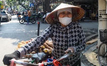 Những người mưu sinh 'bán mặt' trong bụi bặm đường phố Hà Nội