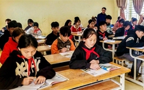 Giáo viên ở vùng cao mòn mỏi chờ nhận tiền dạy thừa giờ