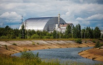 Ukraine tố Nga gây cháy nhà máy điện hạt nhân Chernobyl
