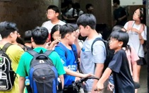 Con vào trung tâm dạy thêm, gánh nặng dồn lên vai cha mẹ?