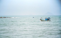 Sóng lớn đánh chìm tàu cá ở biển Nha Trang, 2 ngư dân mất tích