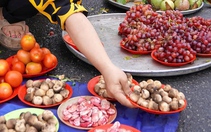 Độc lạ khu chợ không cân ký, chỉ bán đong theo dĩa