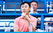 HLV tuyển Lào Ha Hyeok Jun say mê ăn bánh mì trên sân Gò Đậu